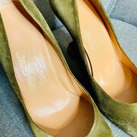 Salvatore Ferragamo Olive Green Suede Curved Stacked Wedge Heels - Ultra Rare! - Picture 5 of 9